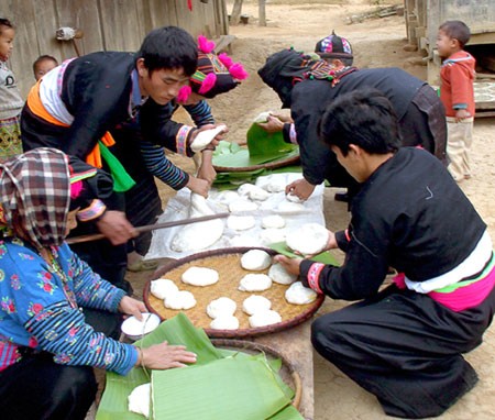Mong people in Na Tau hamlet make banh day  - ảnh 2