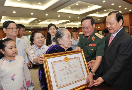 HCMC bestows “Heroic Vietnamese mother” title to 831 women - ảnh 1