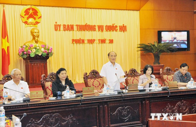 NA Standing Committee debates revised Law on Election of NA and People's Council deputies - ảnh 1