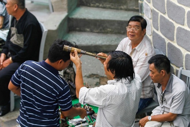 A flea market at the heart of Ho Chi Minh City - ảnh 4