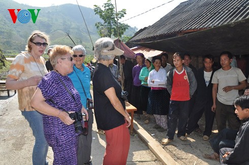 Dong Van market attracts foreign tourists - ảnh 14