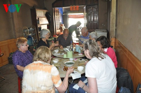 Dong Van market attracts foreign tourists - ảnh 27