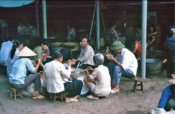 Hanoi city streets in the post-subsidy period  - ảnh 16
