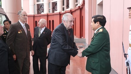 Minister of Defense Phung Quang Thanh receives Russia, Belarusian war veterans - ảnh 1