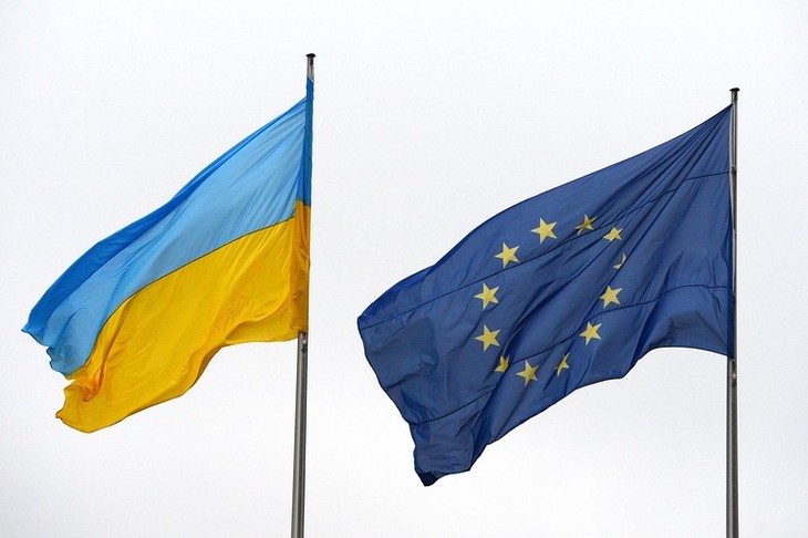 EU agrees to loan Ukraine 2 billion USD - ảnh 1