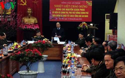 Deputy PM Nguyen Xuan Phuc extends Tet wishes to Security General Department - ảnh 1