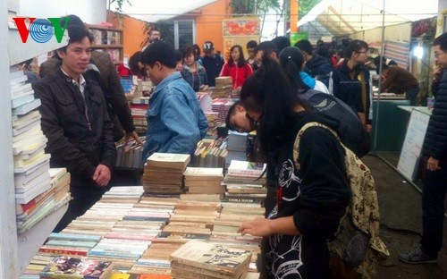 Old book festival inspires love for books - ảnh 1