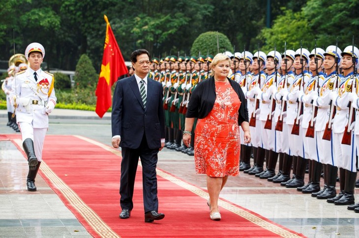 PM Nguyen Tan Dung hold talks with Norwegian PM Erna Solberg - ảnh 1