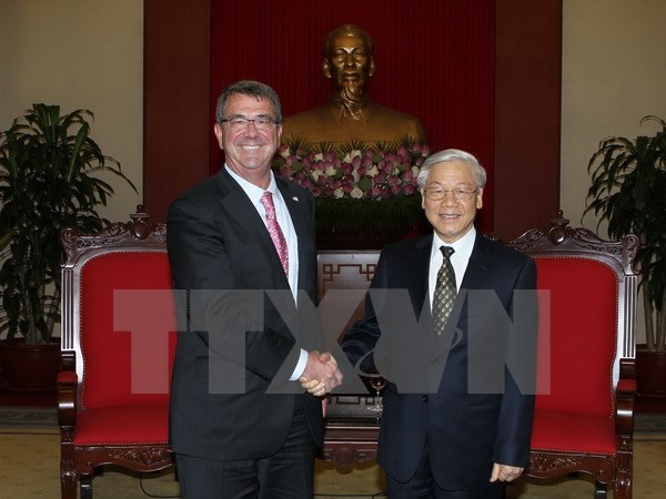 Vietnamese Party, State leaders receive US Defense Secretary Ashton Carter - ảnh 1
