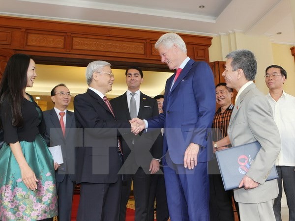 Party and State leaders receive former US President Bill Clinton   - ảnh 1
