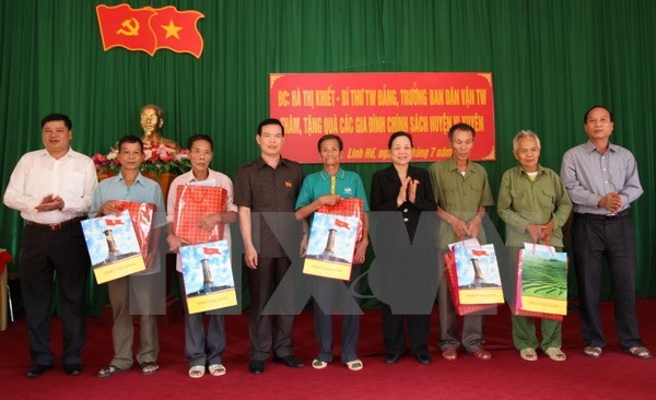 Gifts presented to policy beneficiaries in Ha Giang - ảnh 1