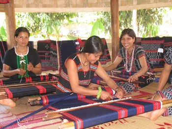 Brocade weaving of ethnic minority group in Central Highlands - ảnh 1