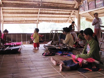 Brocade weaving of ethnic minority group in Central Highlands - ảnh 2