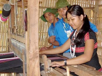 Brocade weaving of ethnic minority group in Central Highlands - ảnh 3