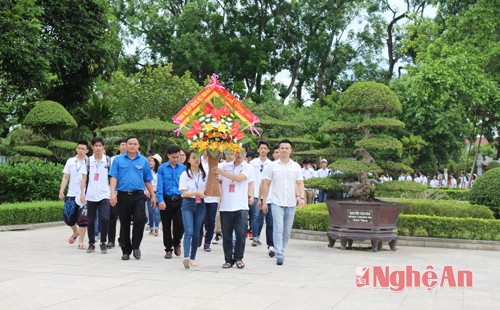 Young overseas Vietnamese visit President Ho Chi Minh’s native village - ảnh 1