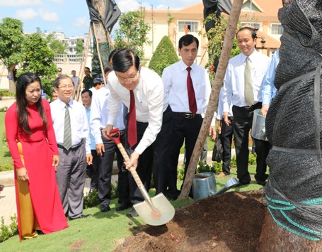 President Truong Tan Sang offers incense at Memorial of Lawyer Nguyen Huu Tho in Long An - ảnh 1