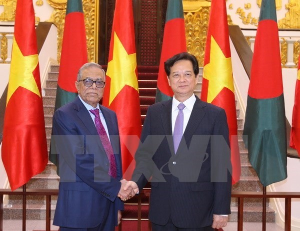 PM Nguyen Tan Dung holds talks with Bangladeshi President - ảnh 1