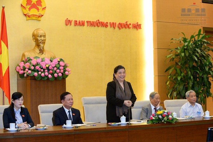 NA Vice Chairwoman Tong Thi Phong receives former NA deputies of Hoa Binh province - ảnh 1