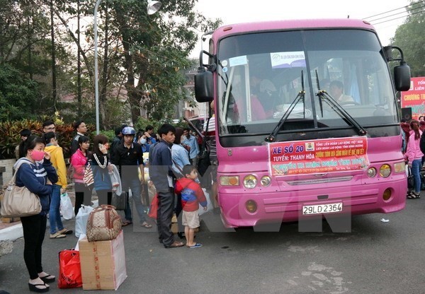 Free bus trips for disadvantaged workers to return home for Tet - ảnh 1