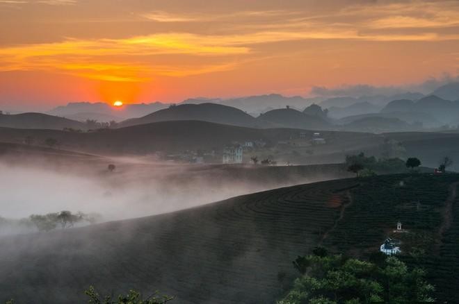 Magnificent beauty of Moc Chau in the dawn mist  - ảnh 1