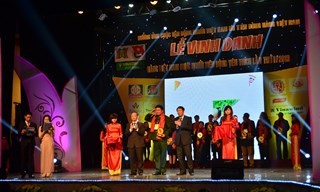 200 businesses recognized as winning the title “Vietnamese goods loved by consumers” - ảnh 1