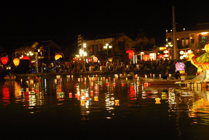 Joyous New Year atmosphere in Hoi An ancient town - ảnh 1