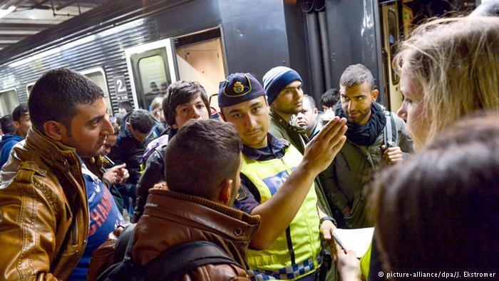 Migrant crisis: Sweden operator to halt trains over bridge to Denmark  - ảnh 1