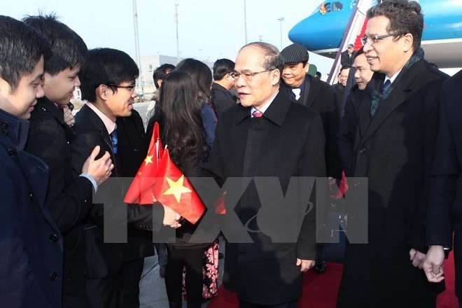 National Assembly Chairman meets with overseas Vietnamese in China - ảnh 1