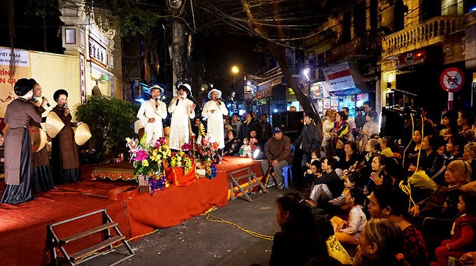 Performing traditional theater in Hanoi - ảnh 2