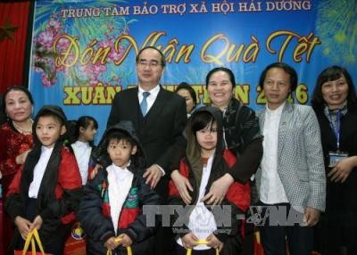 Vietnam Fatherland Front presents gifts to social beneficiaries  - ảnh 1
