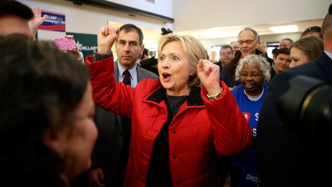 US election 2016: Hillary Clinton wins Iowa caucuses  - ảnh 1