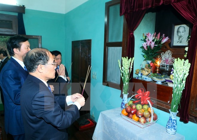 NA Chairman Nguyen Sinh Hung extends Tet greetings to former Party and State leaders - ảnh 1