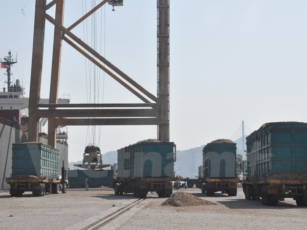 Quang Ninh handles 33,700 tons of coal on first New Year day - ảnh 1