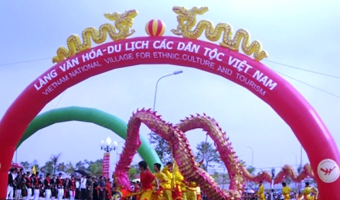 President Truong Tan Sang attends Spring festival of ethnic groups - ảnh 1
