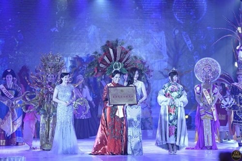 Vietnamese native wins best costume award at Mrs World - ảnh 1