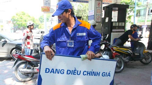 Petrol prices up 670 VND per litre - ảnh 1