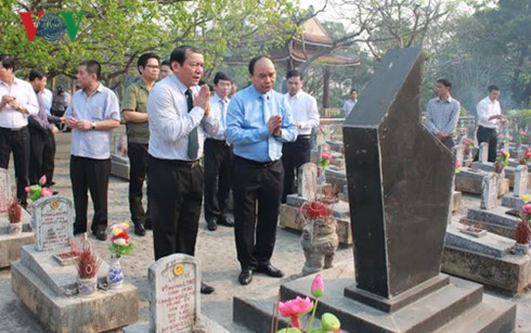 Prime Minister Nguyen Xuan Phuc offers incense tribute to martyrs in Quang Tri - ảnh 1