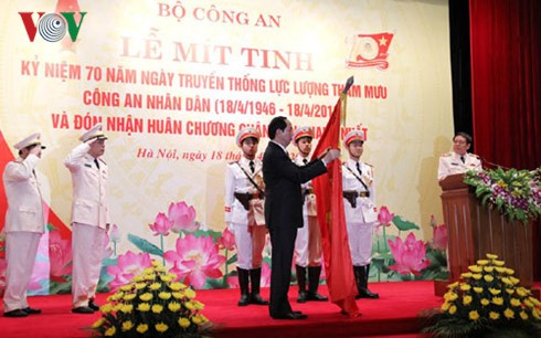 President attends 70th traditional day of People’s Police staff force  - ảnh 1