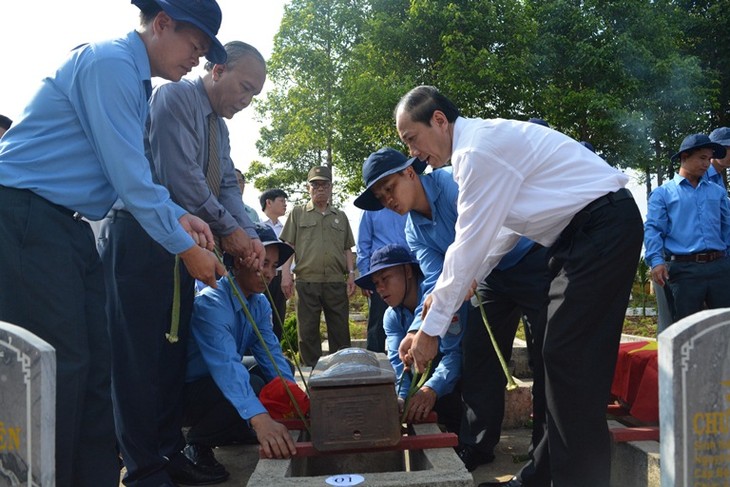 A ceremony to rebury the remains of Vietnamese soldiers and experts died in Cambodia - ảnh 1