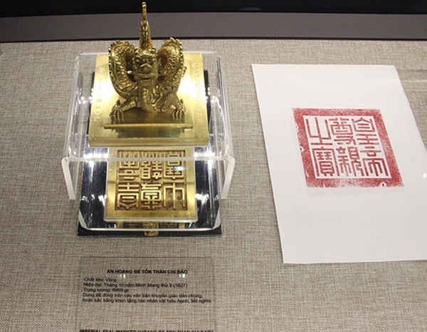 Royal gold books exhibited in Hue - ảnh 2