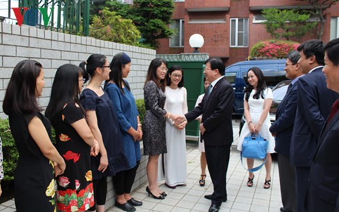 Deputy Prime Minister Trinh Dinh Dung visits Vietnamese Embassy in Japan - ảnh 1