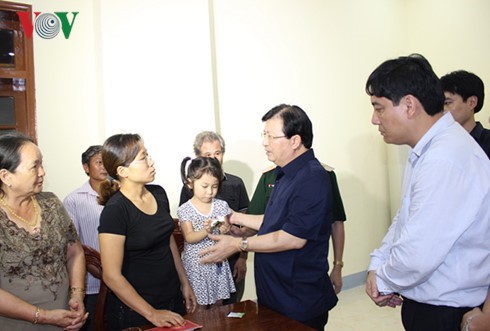 Government, army leaders share sorrow with family of pilot Tran Quang Khai - ảnh 1