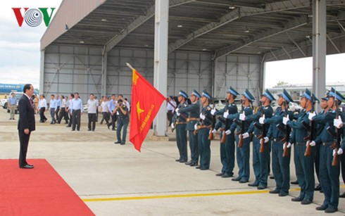 President Tran Dai Quang visits air regiment 925 - ảnh 1