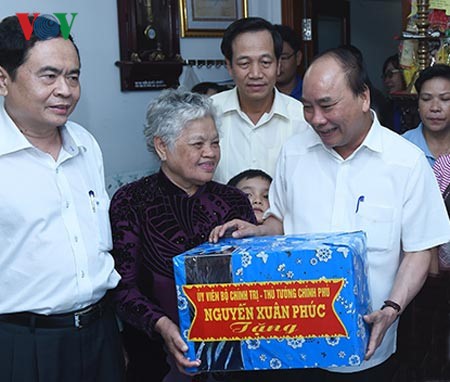 Prime Minister Nguyen Xuan Phuc visits policy beneficiaries in Can Tho - ảnh 1