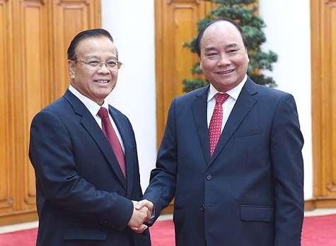 Prime Minister Nguyen Xuan Phuc receives Laotian Deputy PM, Finance Minister  - ảnh 1