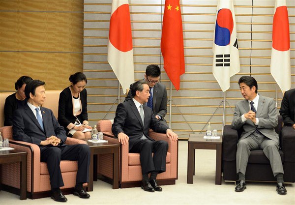 Japanese Prime Minister stresses trilateral cooperation with China, South Korea - ảnh 1