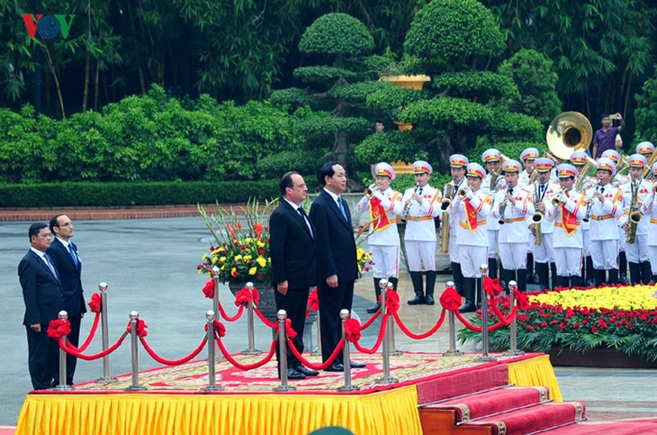 Welcoming ceremony for French President Francois Hollande - ảnh 8