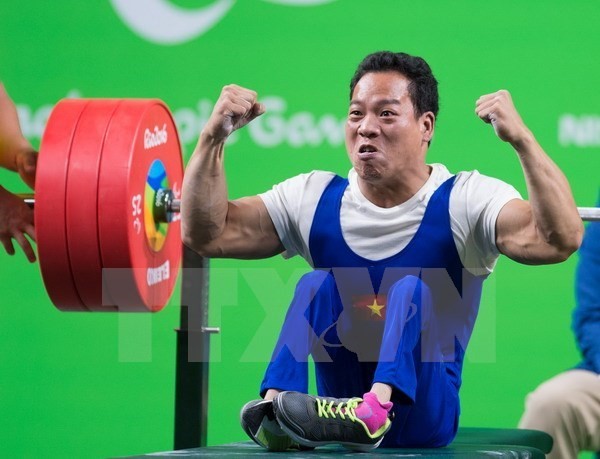Vietnam wins first-ever Paralympic gold, breaks world record - ảnh 1