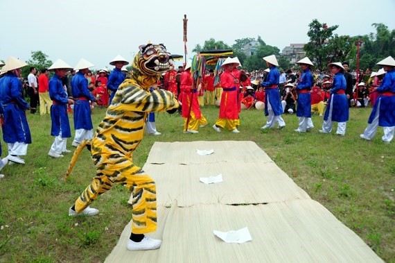 Ancient singing, dancing become part of national heritage - ảnh 1