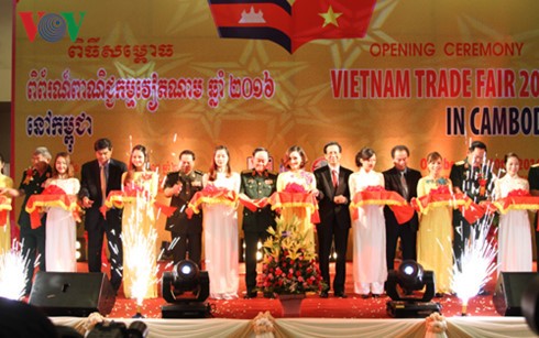 Vietnamese Trade Fair 2016 opens in Cambodia - ảnh 1